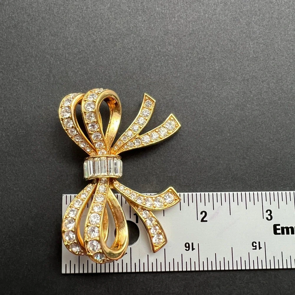 Vintage Rhinestone Brooch Gold Tone Bow Ribbon Signed D.S. Co. Daniel Swarovski